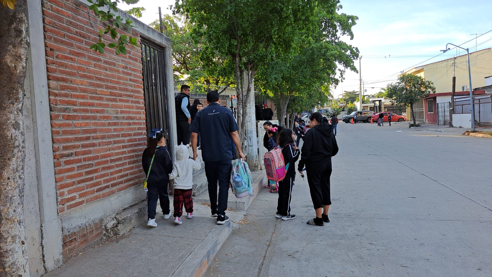 Padres con sus hijos en el regreso a clases en Culiacán