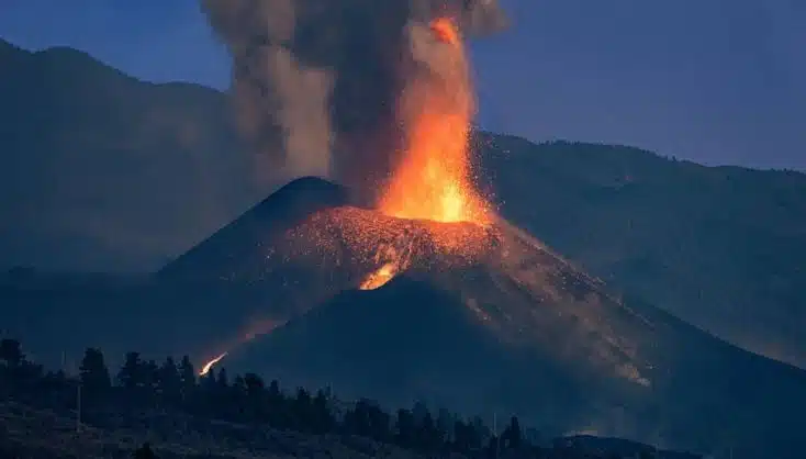 Reportan erupción de volcán Lewotobi Laki-Laki en Indonesia