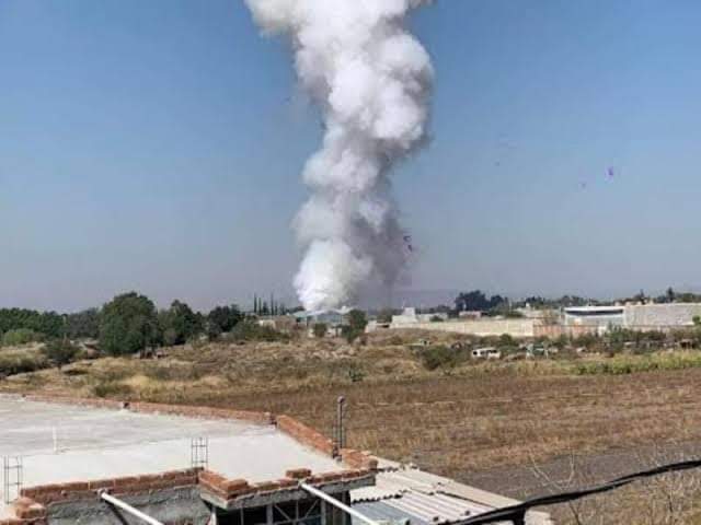 Reportan varios heridos tras explosión de taller de pirotecnia en Morelos