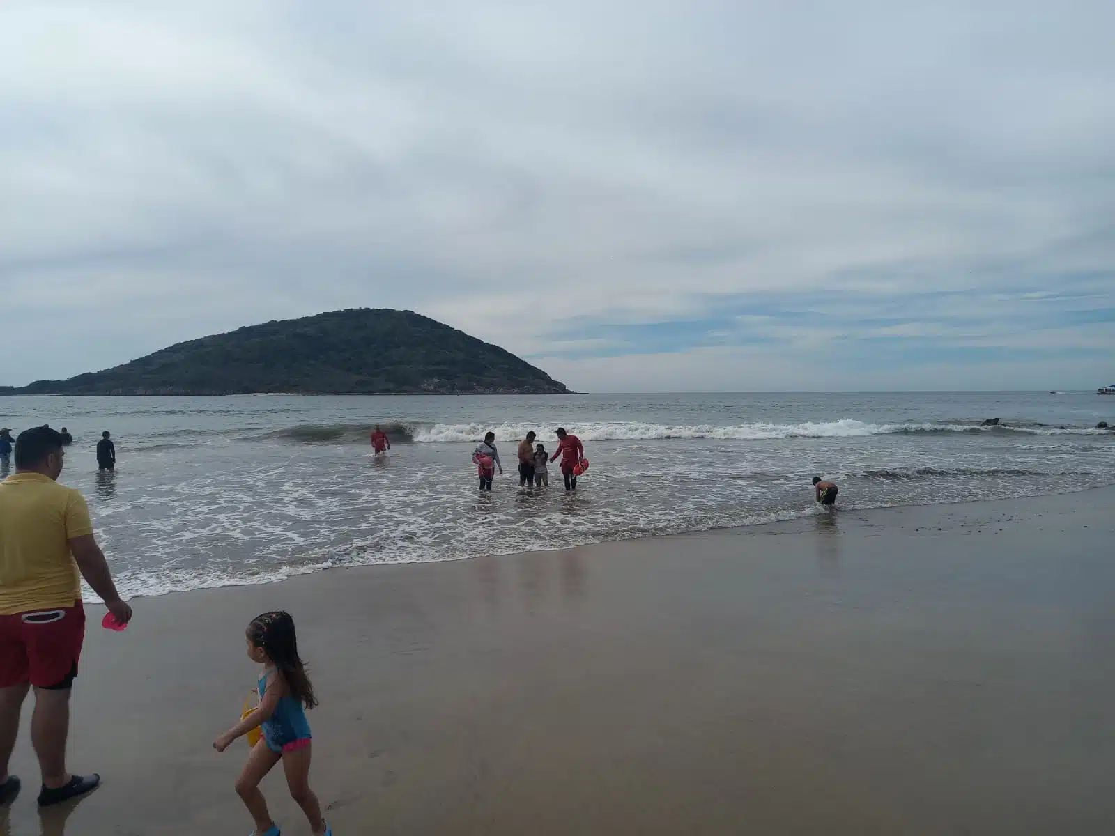 Policía Acuática rescata a tres turistas de morir ahogados en Mazatlán