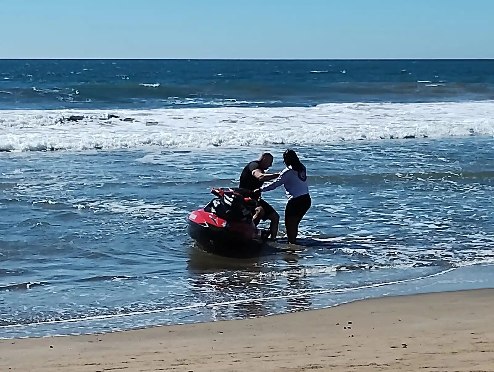 Rescatan a turista en playas de Mazatlán.