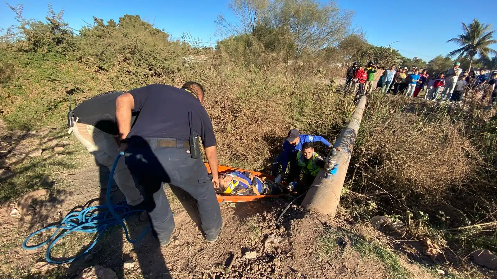 La joven mujer resultó lesionada tras caer a un dren vacío al intentar cruzarlo.