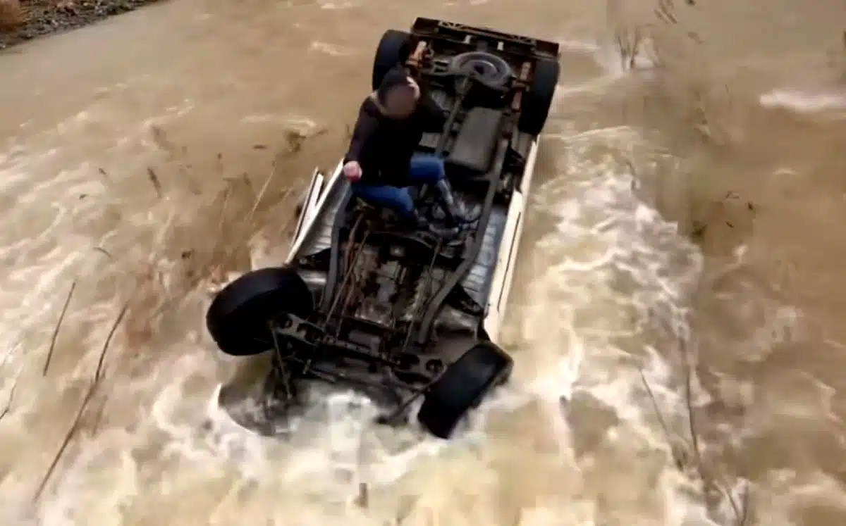 Mujer pasa 14 horas sobre su auto volcado en un arroyo