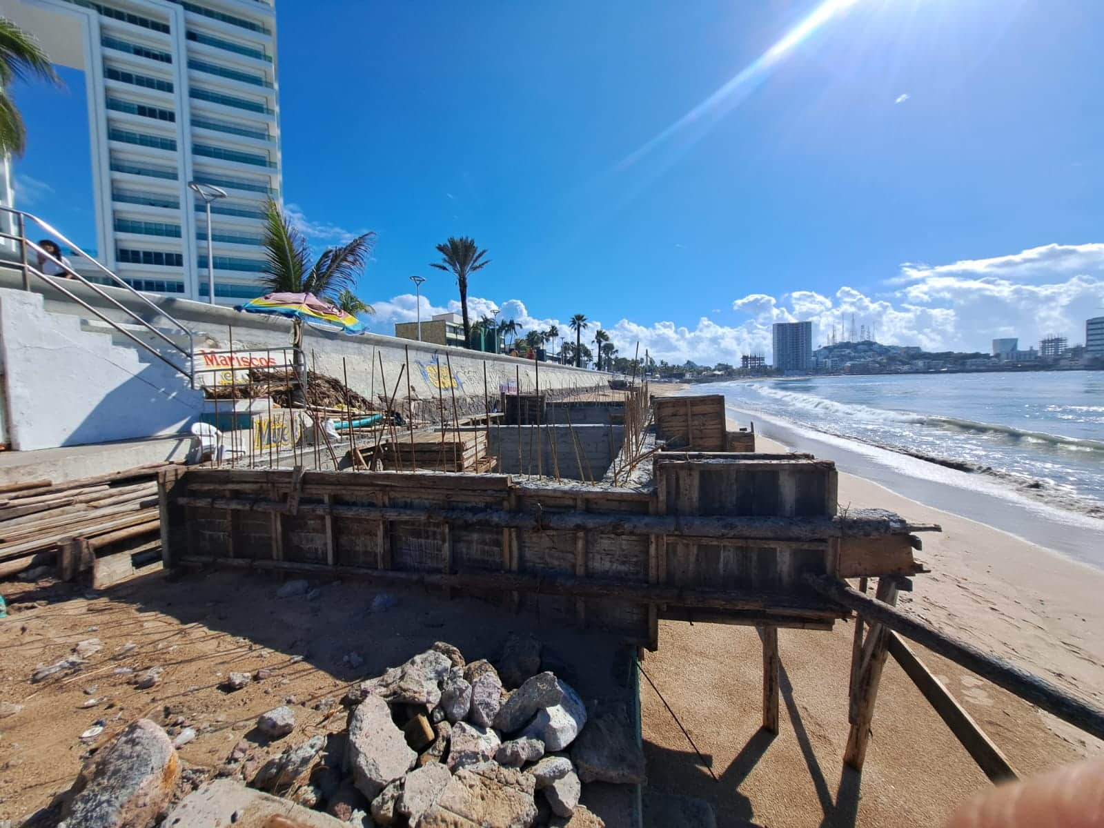 Municipio promueve el ordenamiento de restaurantes en playas de Mazatlán