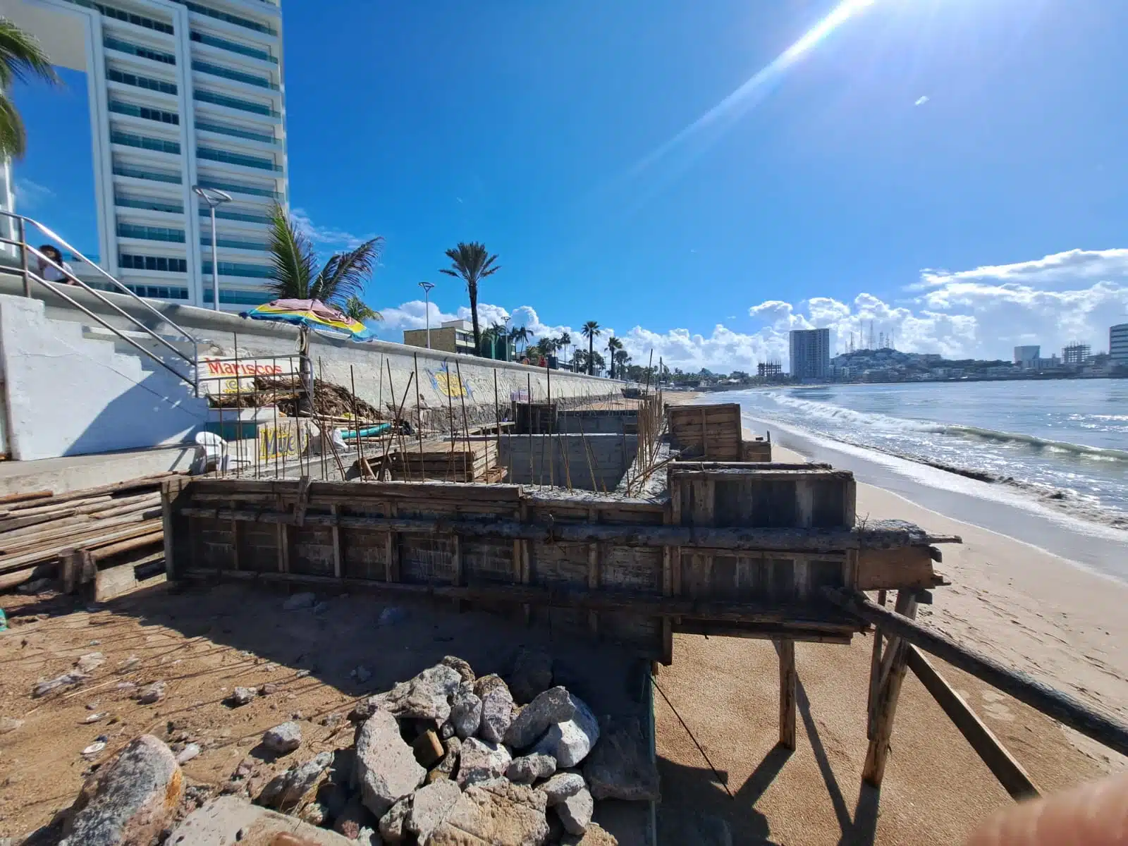 Municipio promueve el ordenamiento de restaurantes en playas de Mazatlán