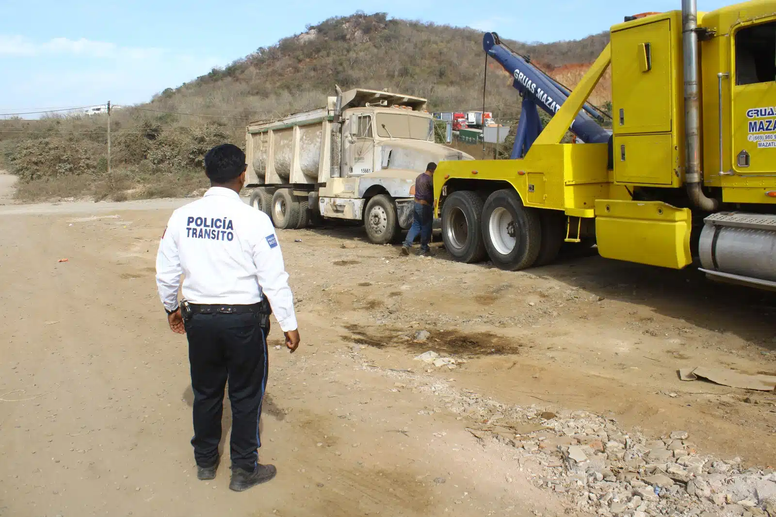 Tránsito retiró tres vehículos pesados en condición de abandono que se encontraban en la colonia Felipe Ángeles.