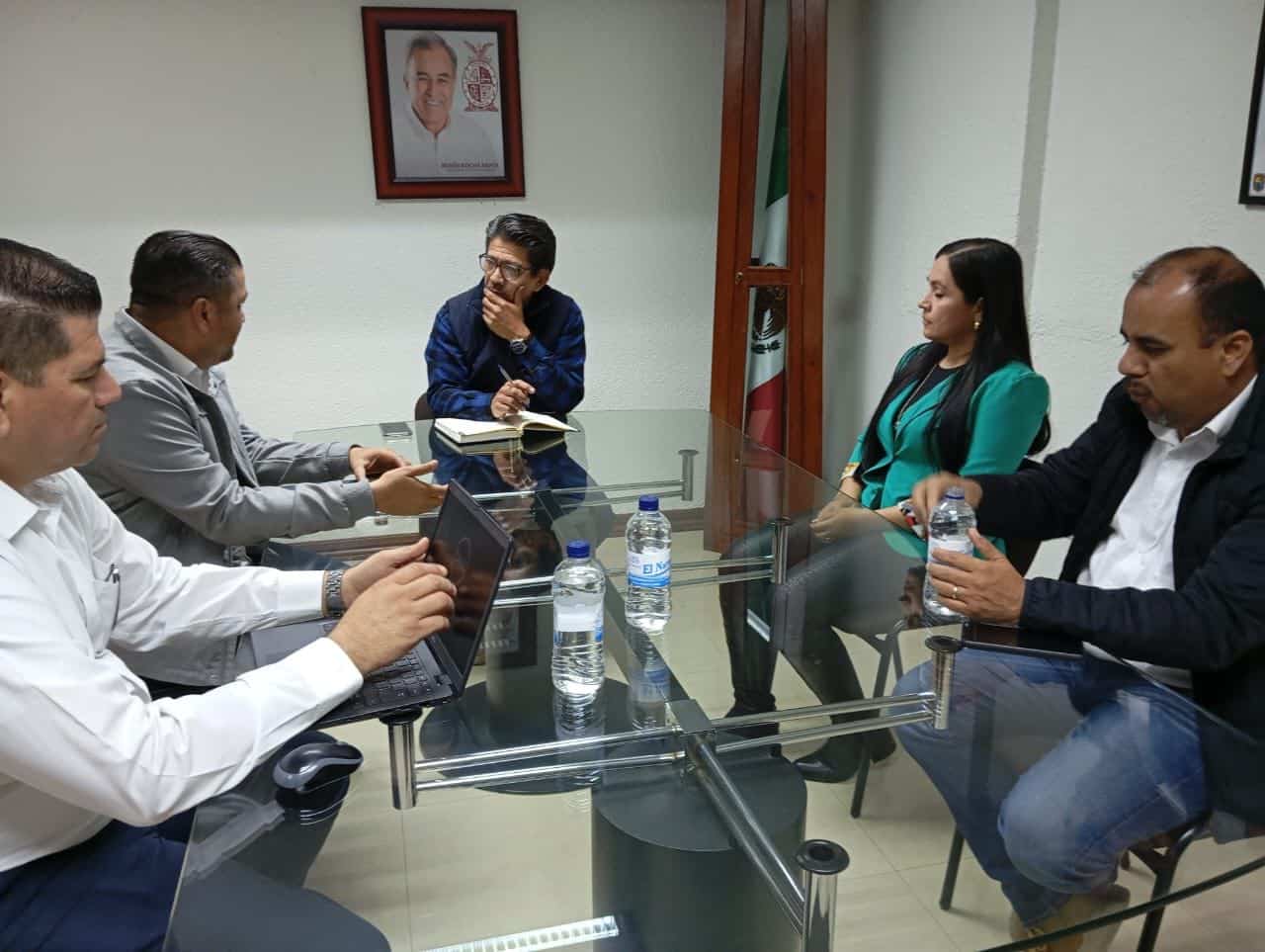 Presidente municipal, Martín Ahumada Quintero, en reunión con Ernesto Cinco Sánchez, encargado de la Superintendencia de CFE Distribución Zona Guasave y su equipo.