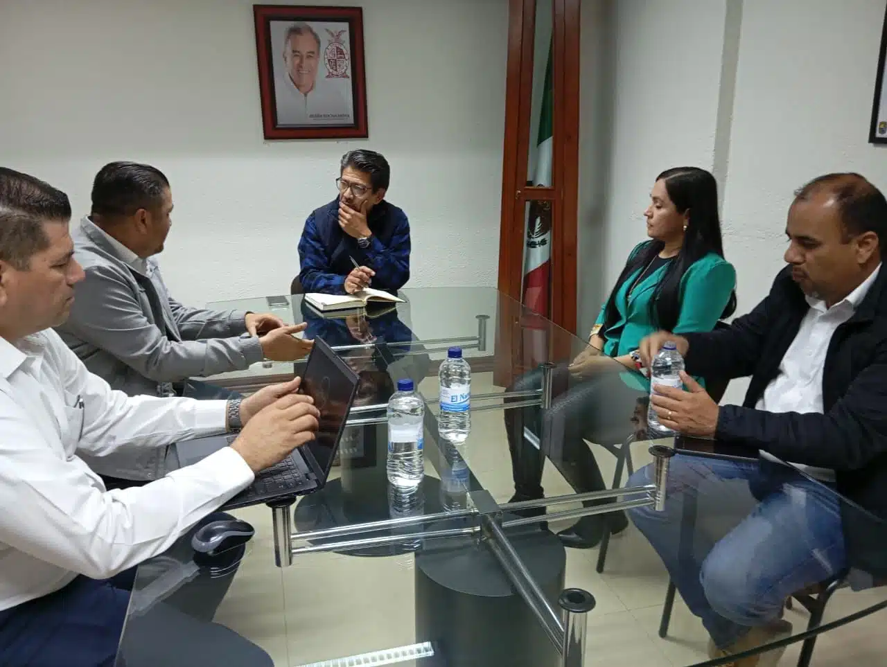 Presidente municipal, Martín Ahumada Quintero, en reunión con Ernesto Cinco Sánchez, encargado de la Superintendencia de CFE Distribución Zona Guasave y su equipo.