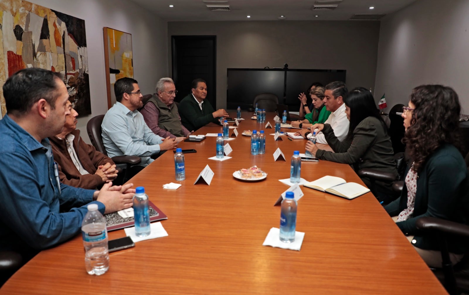Secretario de Salud, Cuitláhuac González Galindo; Tania Clarissa Medina López, titular del órgano de Operación Administrativa Desconcentrada del IMSS en Sinaloa; Javier Guerrero García, director de Operación y Evaluación del IMSS; y Carlos Sánchez Meneses, titular de la Unidad de Infraestructura de IMSS Bienestar.