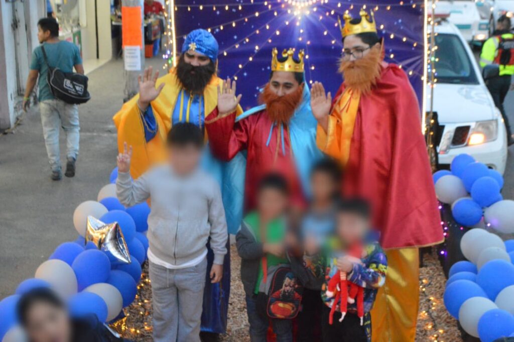Reyes Magos hacen entrega de juguetes a niños y niñas de Mazatlán.