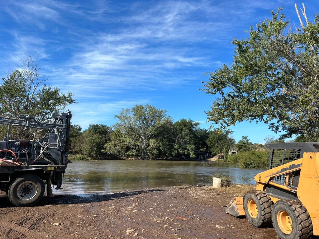 Máquinas en el río de Camiraguato