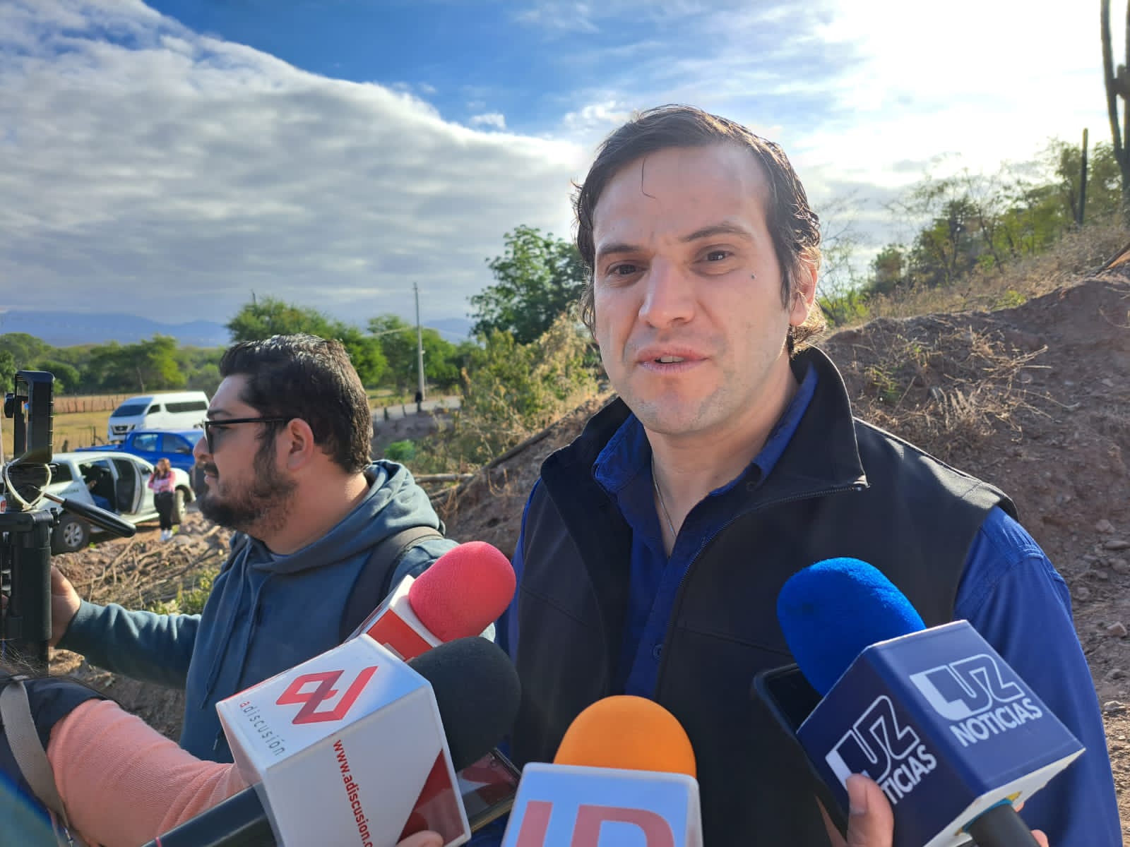 Roberto Zazueta Tapia. con medios de prensa
