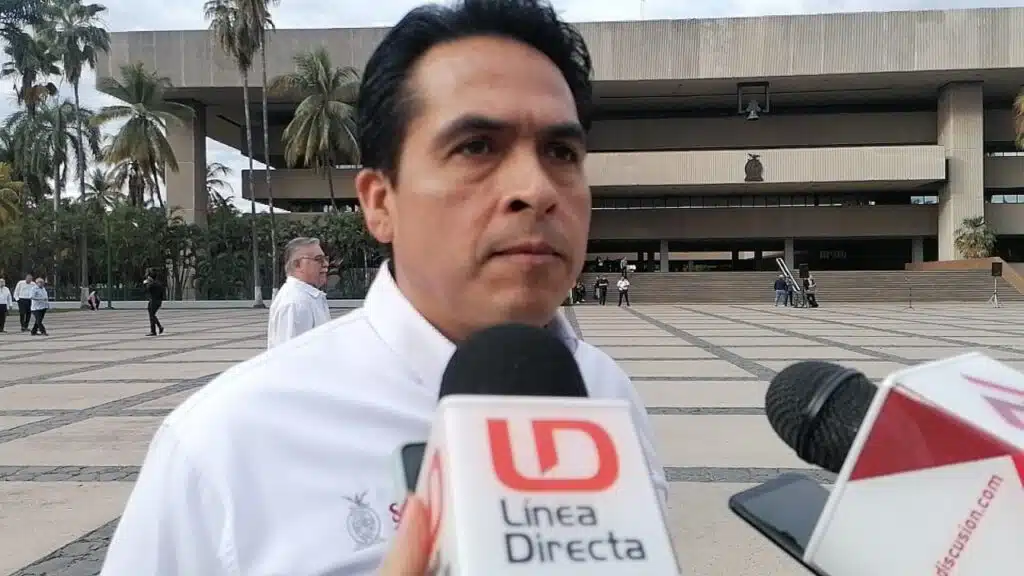 Roy Navarrete Cuevas en entrevista con los medios de comunicación en Culiacán