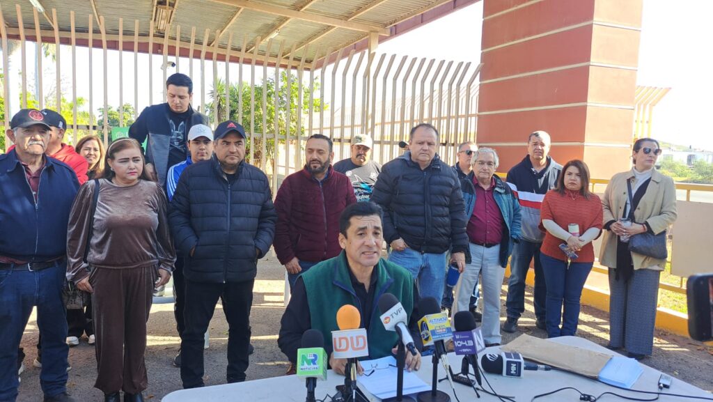 Rueda de prensa afuera de las instalaciones de la UADEO en Los Mochis.