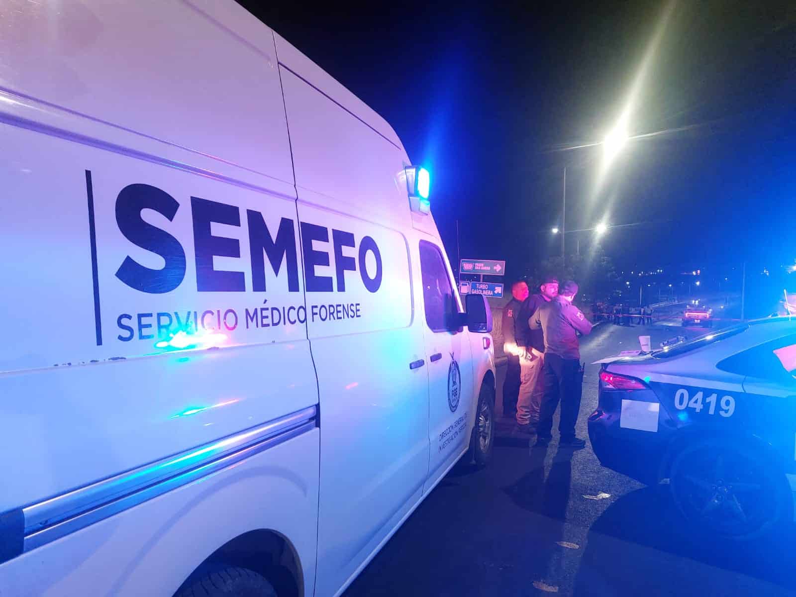 Parte del lado del copiloto de una camioneta de SEMEFO de Culiacán