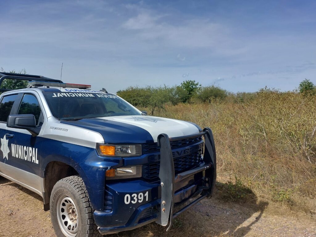 Policía Municipal en terreno con monte