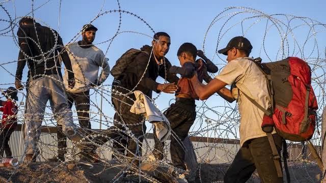 Migrantes cruzando la frontera
