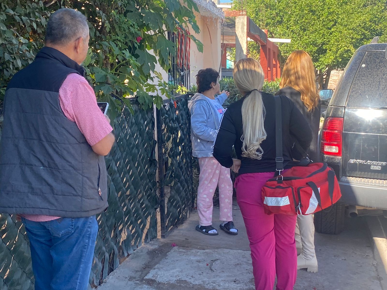 Habitantes de la colonia Salvador Esquer Apodaca de Los Mochis con personal de Salud