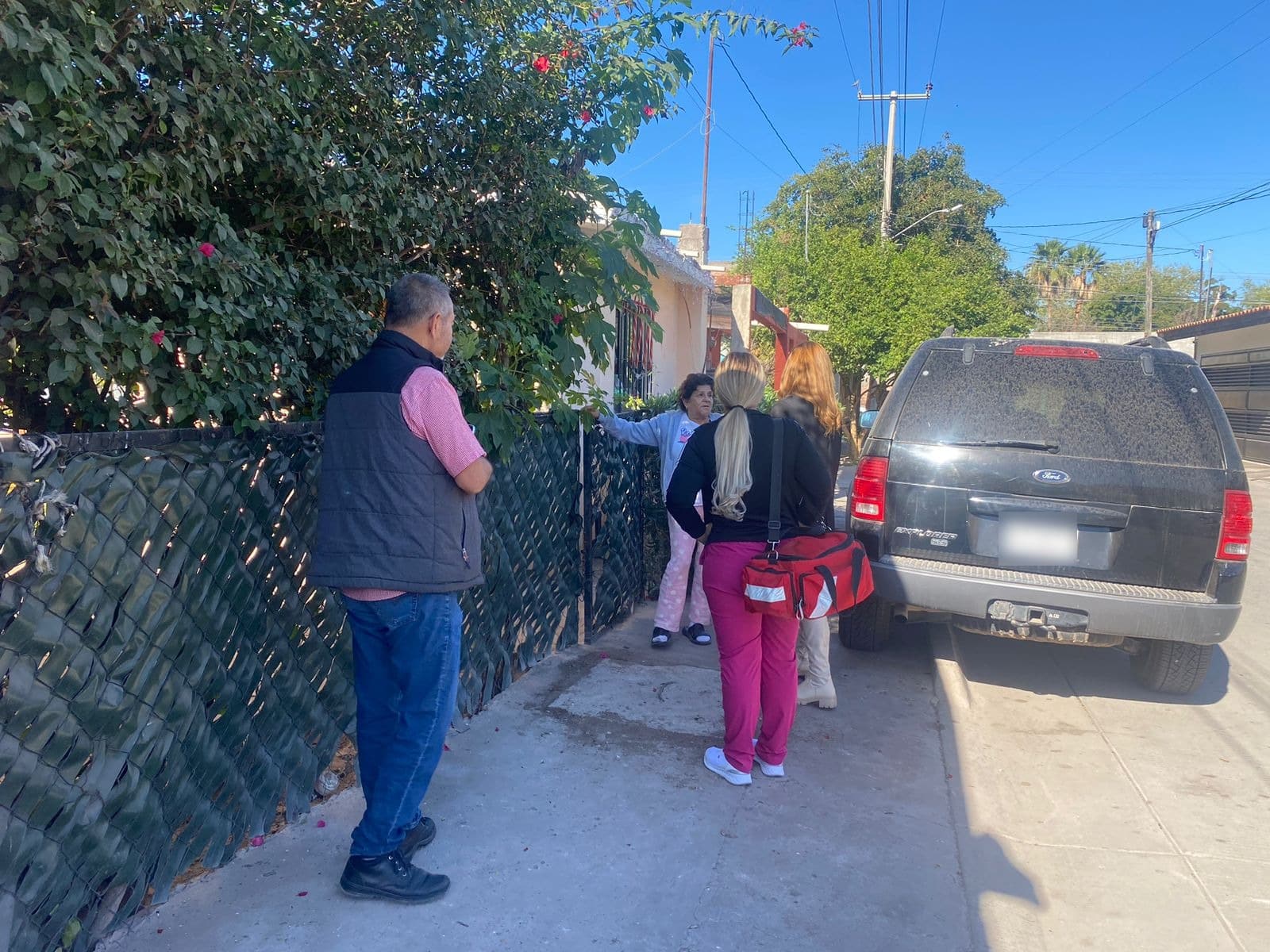 Habitantes de la colonia Salvador Esquer Apodaca de Los Mochis con personal de Salud
