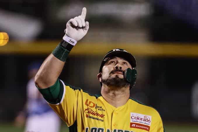Saúl Soto alza la mano