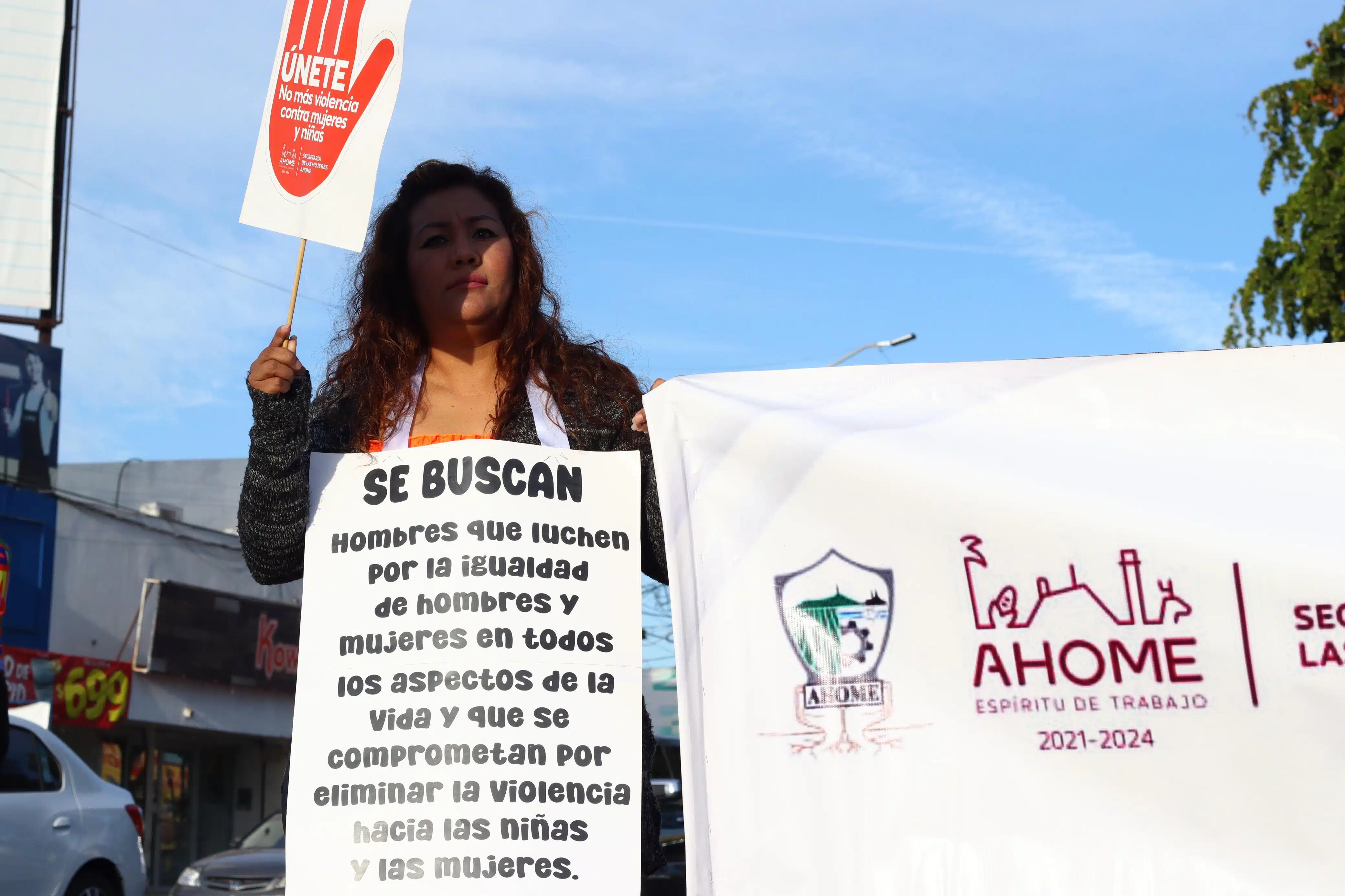 Lona que hace alusión a no más violencia en contra de las mujeres y niñas en Los Mochis