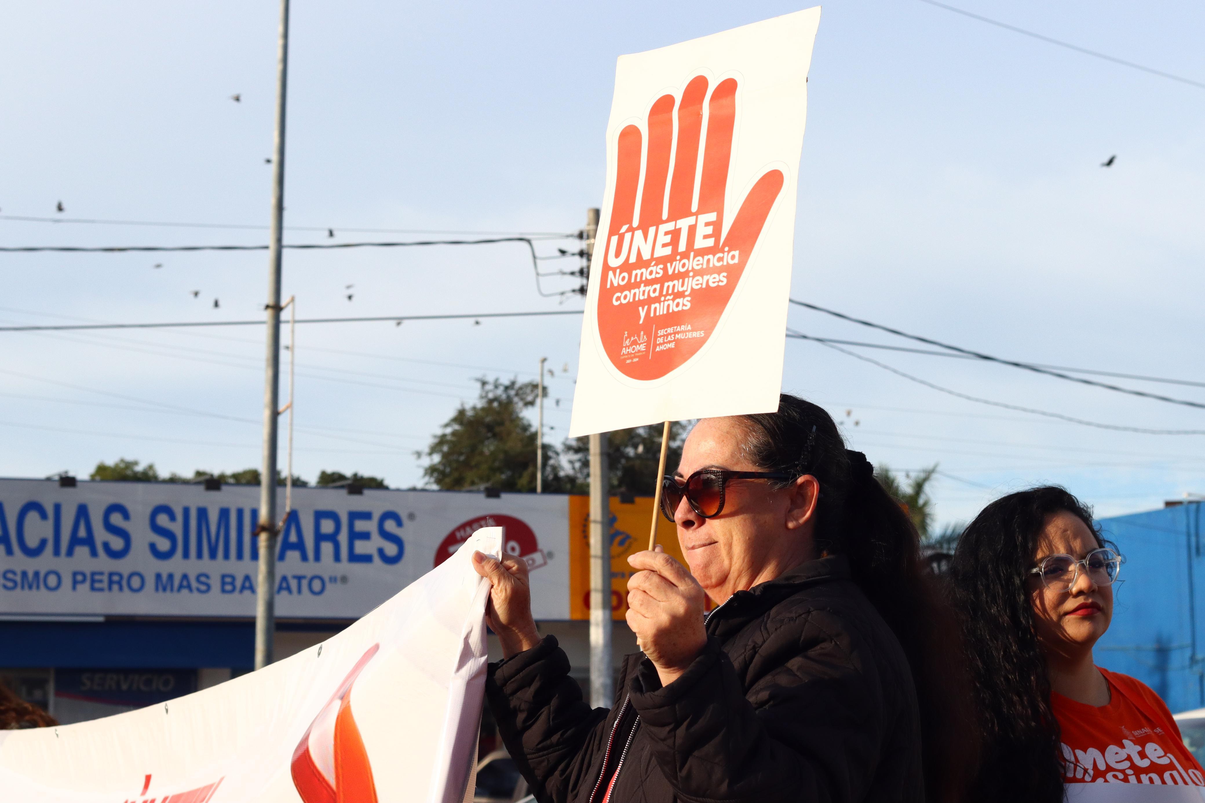 Lona que hace alusión a no más violencia en contra de las mujeres y niñas en Los Mochis