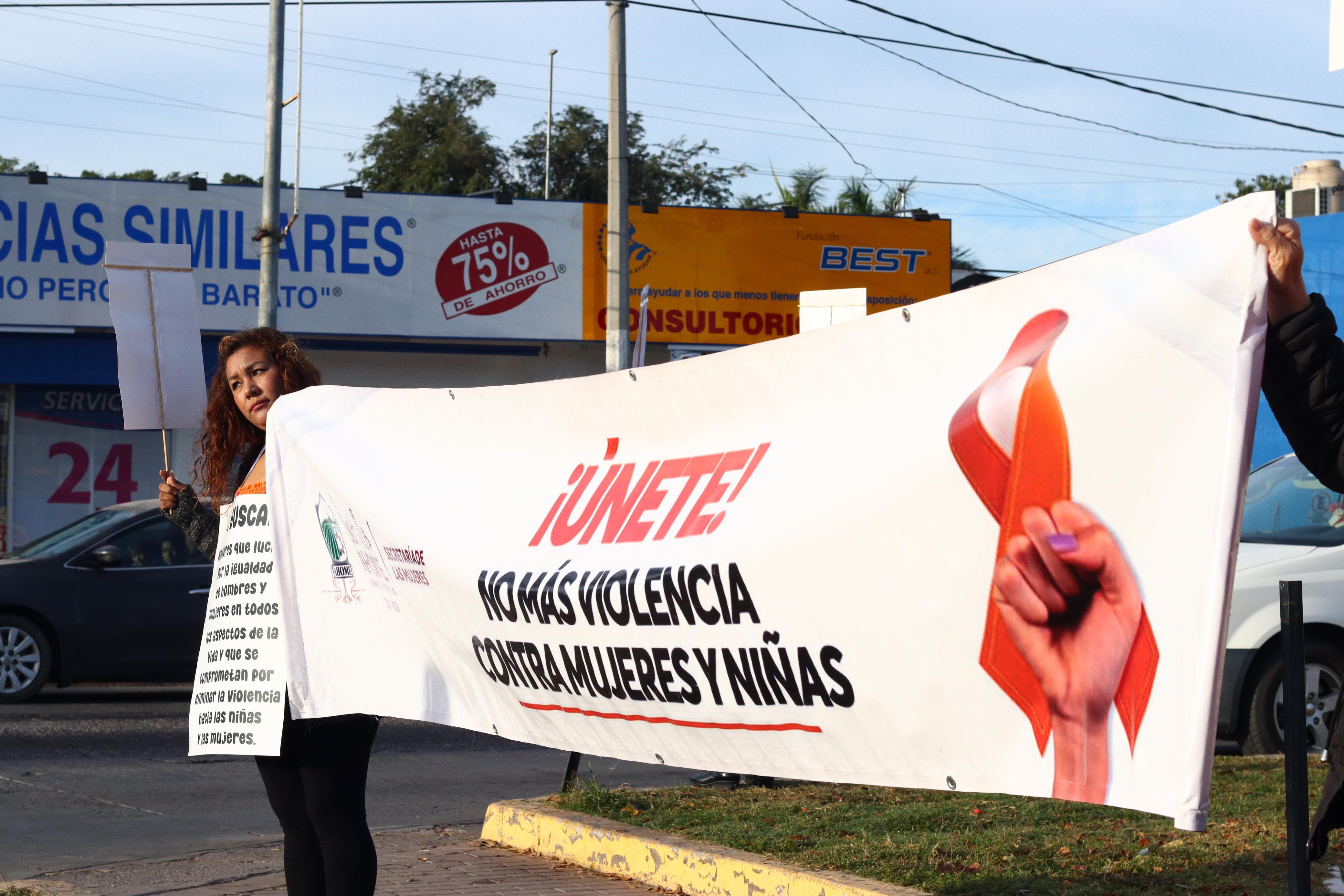 Lona que hace alusión a no más violencia en contra de las mujeres y niñas en Los Mochis