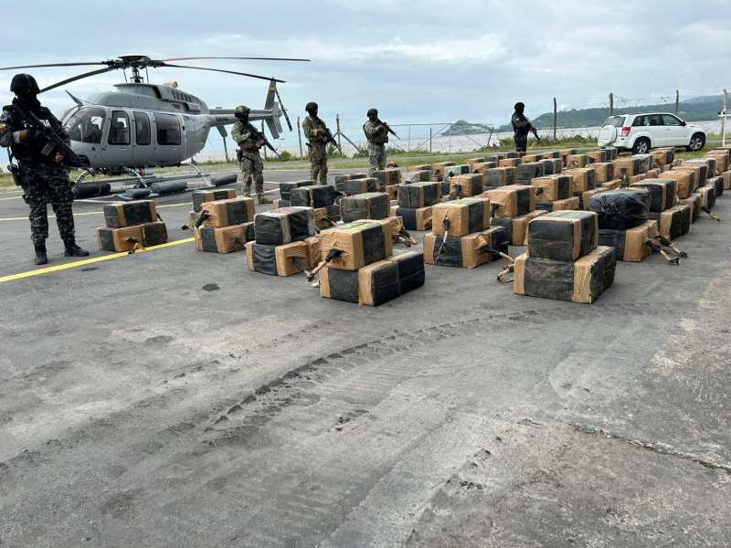 Ecuador asegura narcosubmarino