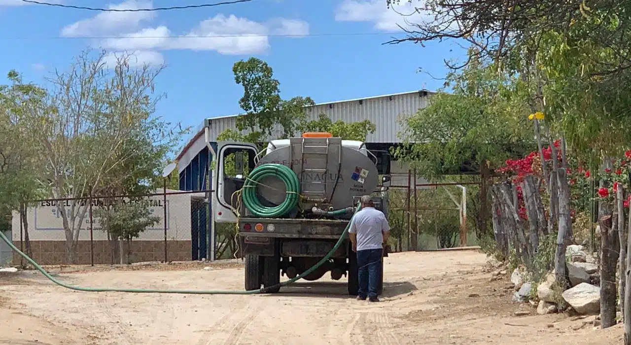 Pipa abastecedora de agua en comunidad de Choix