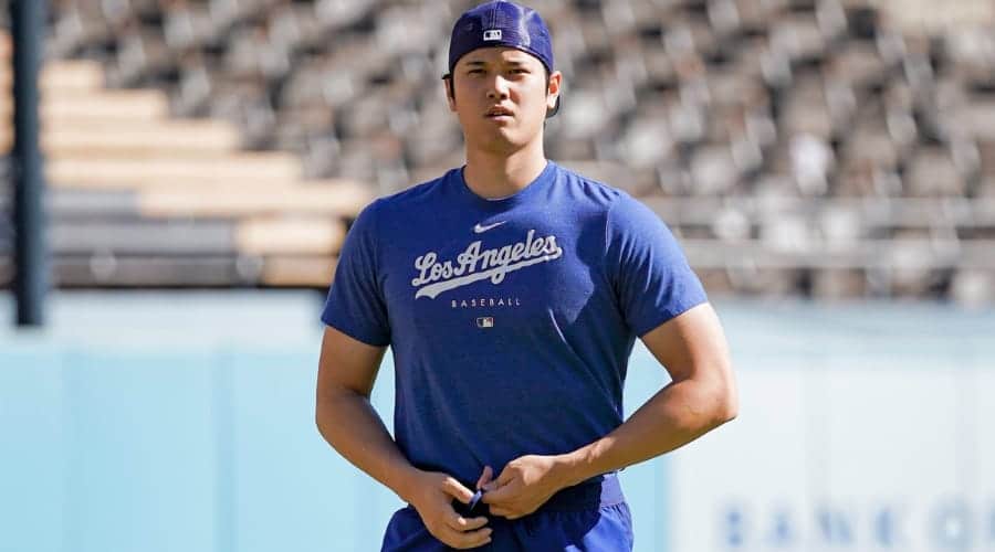 Shohei Ohtani entrena ya en el Dodger Stadium previo al inicio de temporada