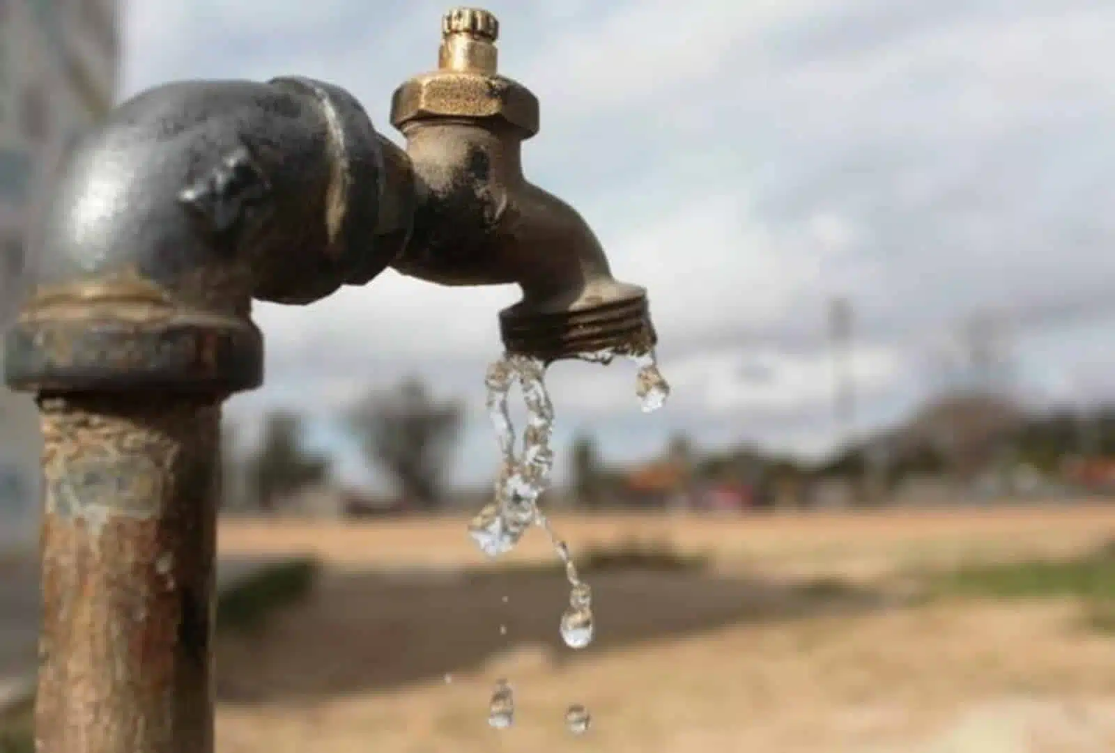 En algunos sectores de Topolobampo cumplieron más de 24 horas sin suministro de agua potable.