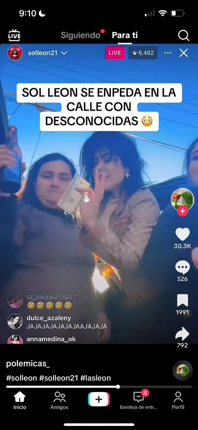 Mujeres con dinero y tomando alcohol