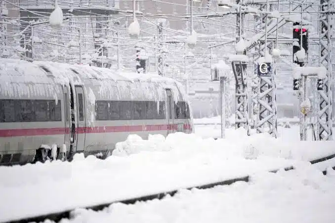 Suspenden trenes, vuelos y clases en Alemania tras fuertes nevadas