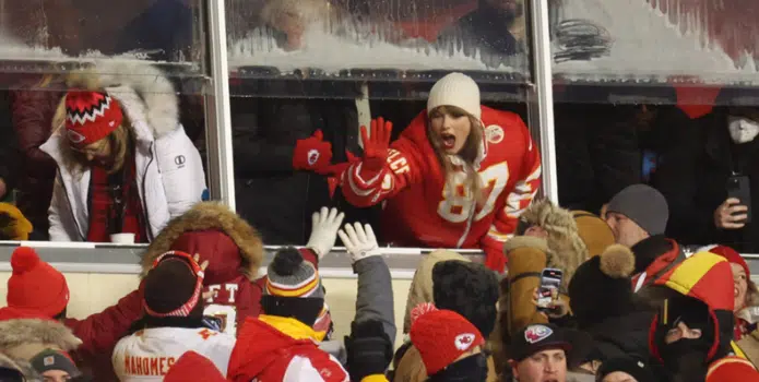 Taylor Swift apoyando a Travis Kelce pese a las bajas temperaturas