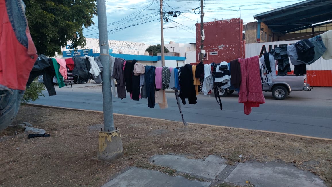 En el tendedero hay decenas de piezas de ropa, tanto para niños, adolescentes y adultos.
