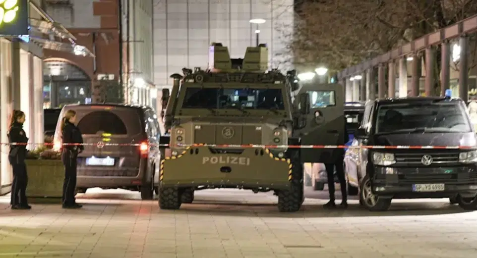 Sujeto toma 4 rehenes en cafetería de Alemania