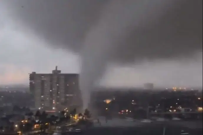 Vaptan fuerte tornado en Florida