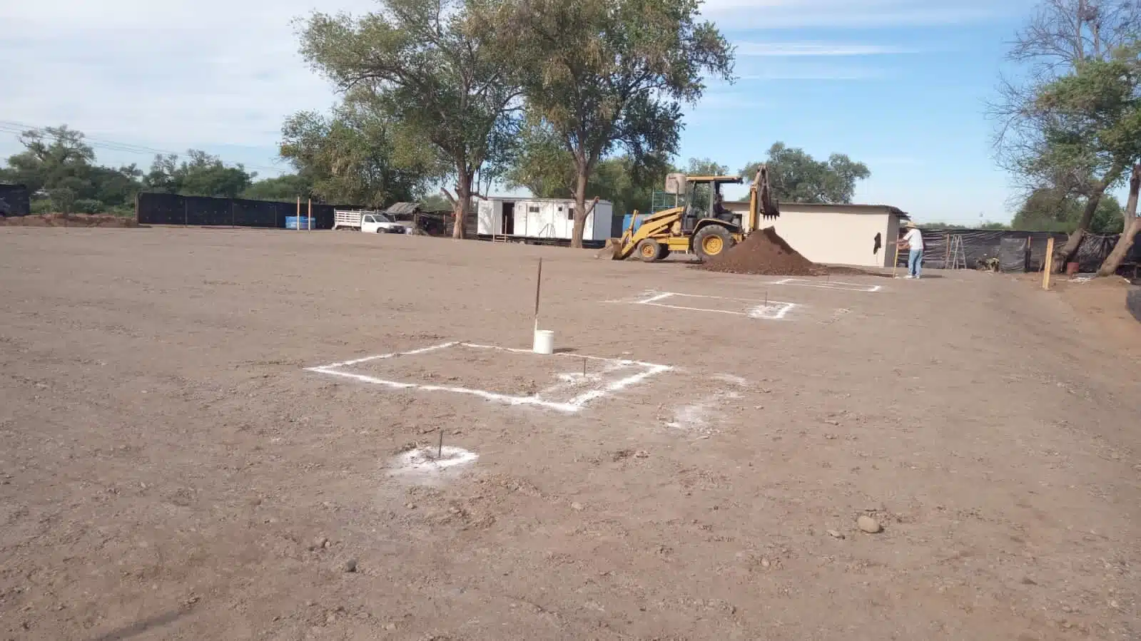 Terreno en el que están haciendo trazos de cimentación en Guasave