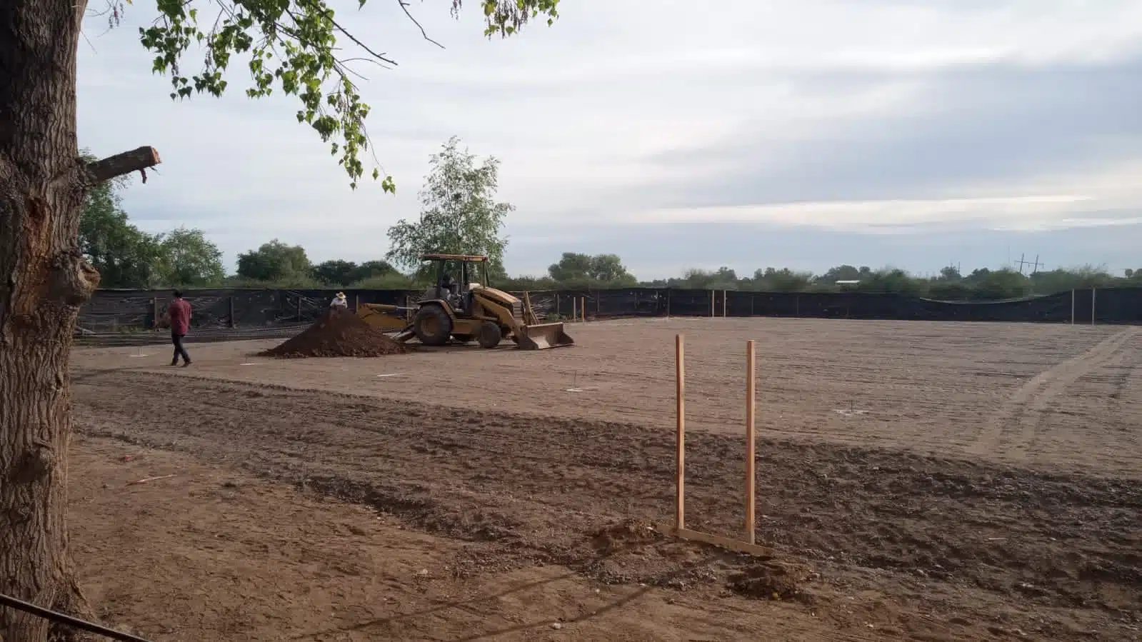 Terreno en el que están haciendo trazos de cimentación en Guasave