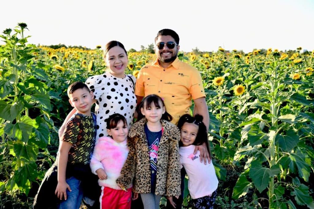 Turistas en girasoles de Mocorito3