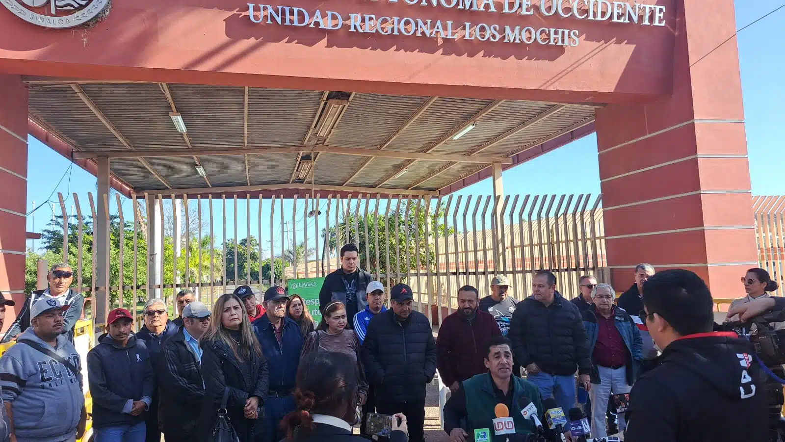 Manifestación afuera de las instalaciones de la Universidad Autónoma de Occidente en Los Mochis.