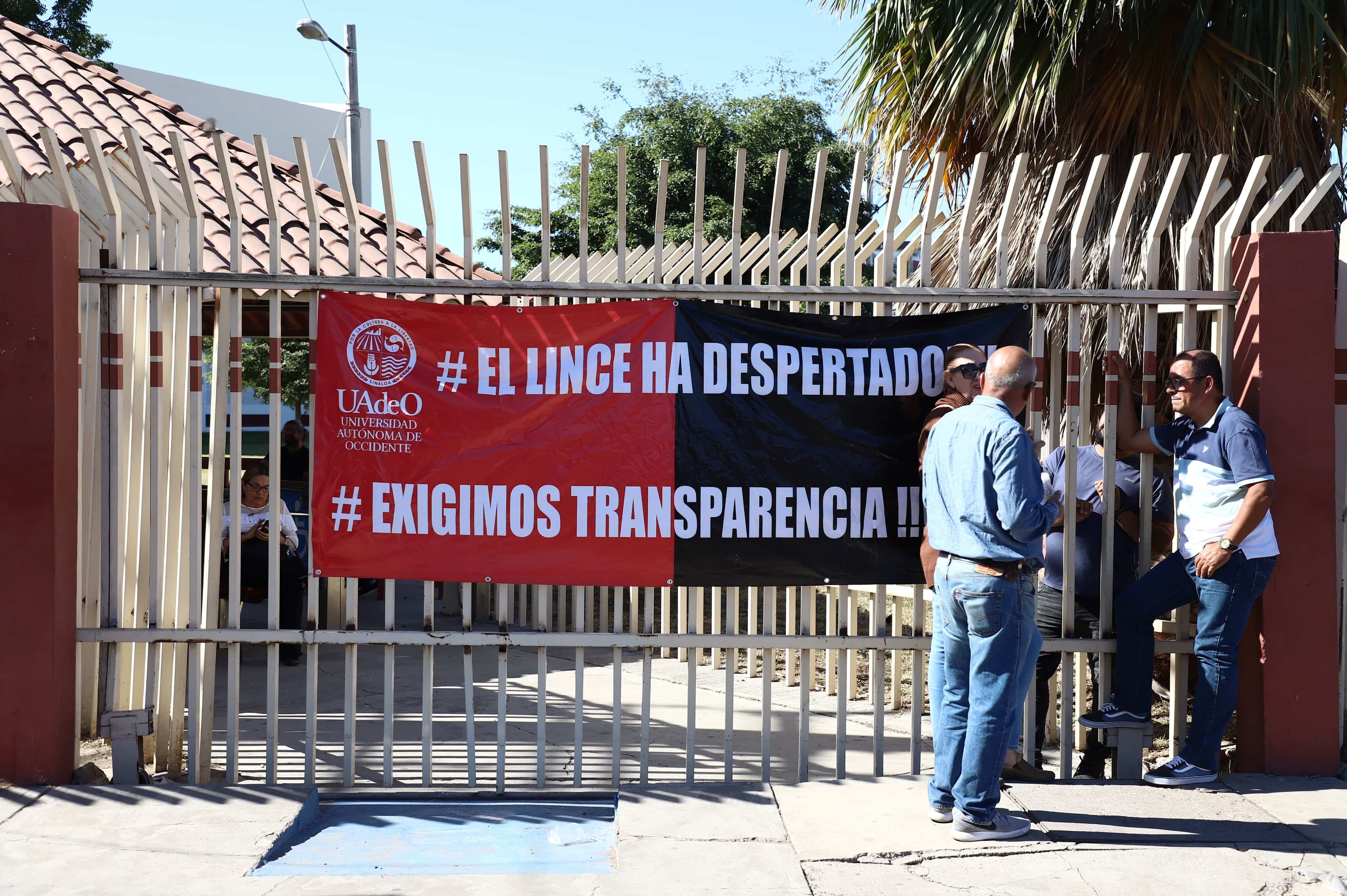 Personas en las instalaciones de la UAdeO en Culiacán