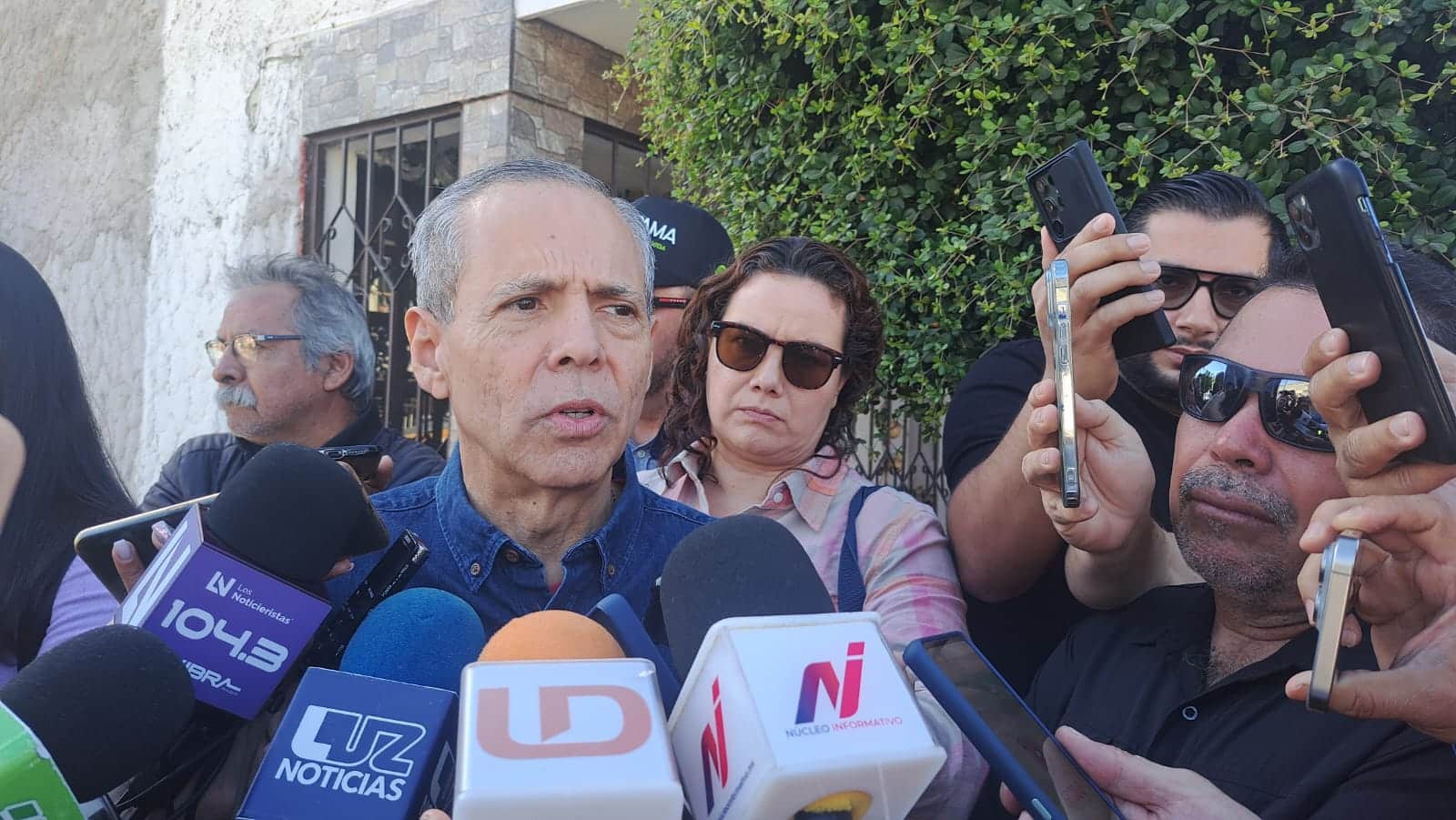 Alcalde de Ahome hablando con los medios de comunicación