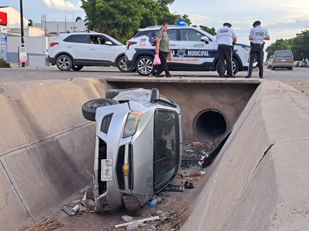 Vehículo adentro de un canal tras accidente a donde arriban policías de Tránsito de Culiacán 2