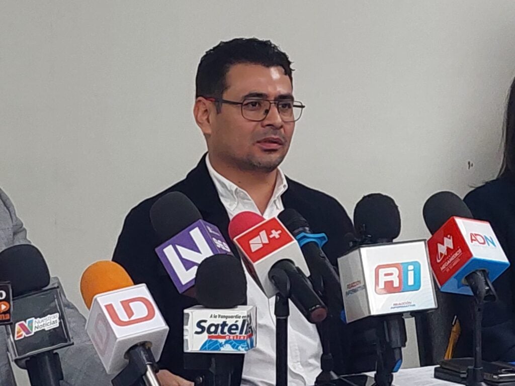 Víctor Antonio Cisneros Díaz en entrevista con los medios de comunicación en Culiacán