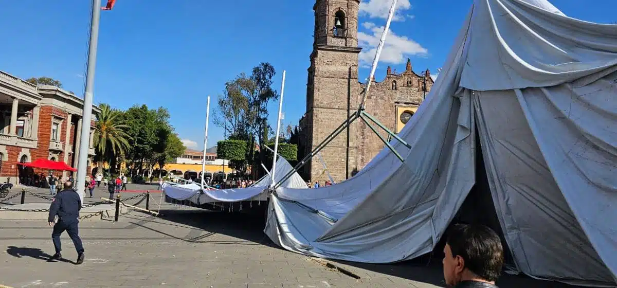 Vientos derriban carpas en la explanada de Tlalnepantla