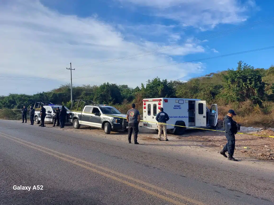 Patrullas y elementos de la policía municipal de Mazatlán y un camión de Bomberos de Villa Unión en el lugar donde encontraron a una persona sin vida