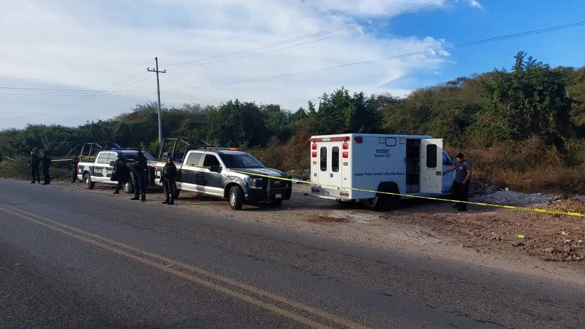 Patrullas de la policía municipal de Mazatlán y un camión de Bomberos de Villa Unión en el lugar donde encontraron a una persona sin vida