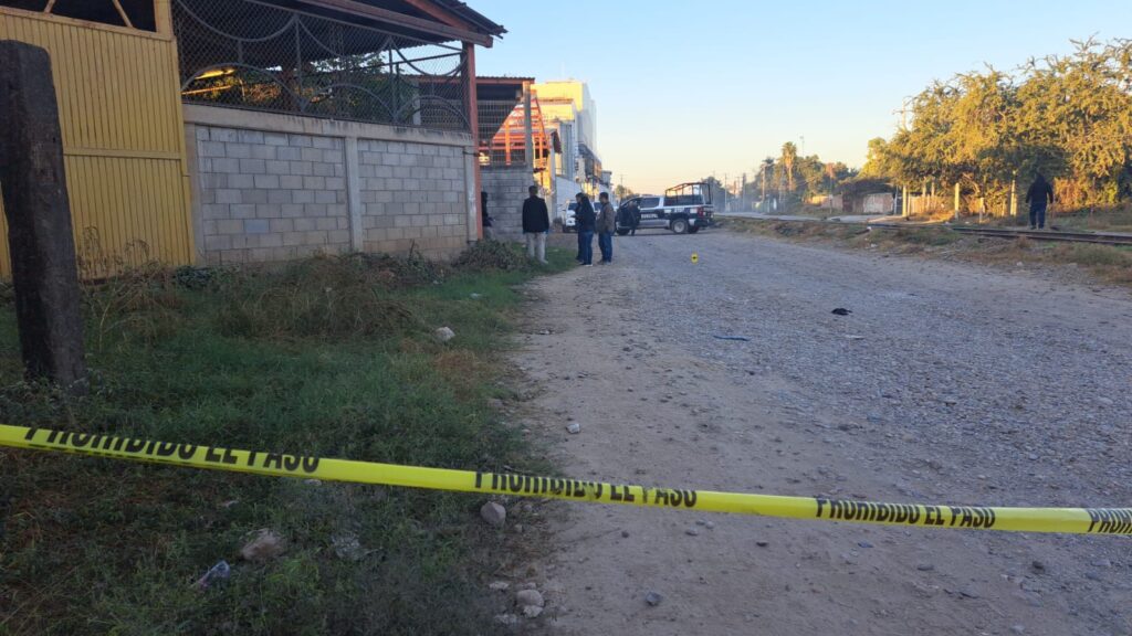 Cinta amarilla delimitando el área donde encontraron el el cuerpo de un hombre asesinado en Culiacán