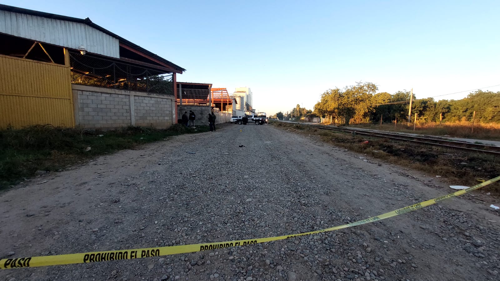 Policía Municipal en el lugar donde fue encontrado un hombre asesinado en Culiacán